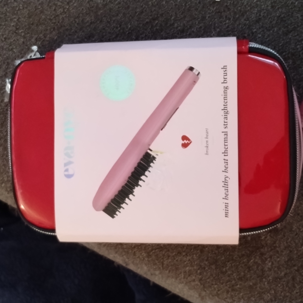 Mini straightening brush with travel case